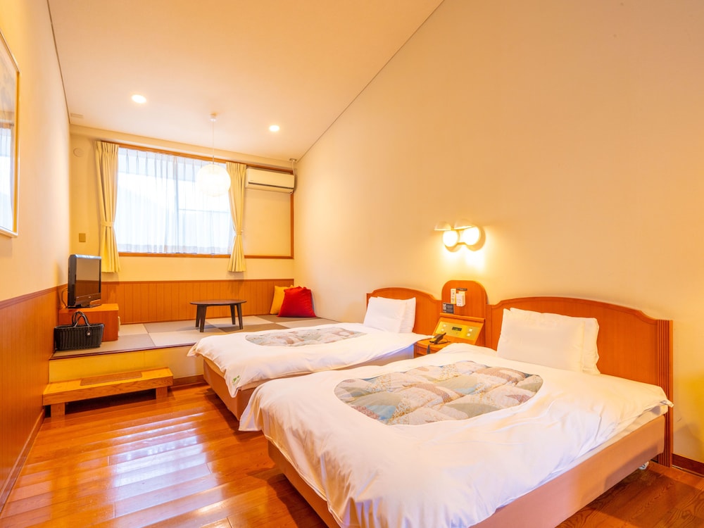 デラックスツイン シングルベッド2台プラス畳エリア (16 sqm) | 湯布院やわらぎの郷やどや