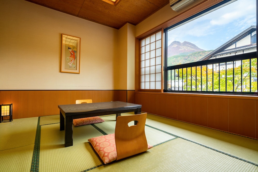 和洋室 シングルベッド2台プラス畳エリア (27 sqm) 部屋からの景観0 | 湯布院やわらぎの郷やどや