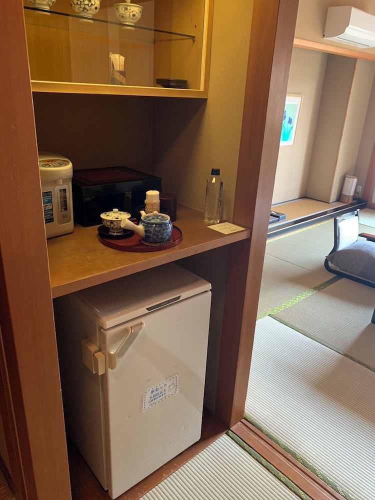 素泊まり ※部屋タイプ選択不可(低層階・景観無) 客室内のダイニングエリア0 | 三朝薬師の湯 万翆楼