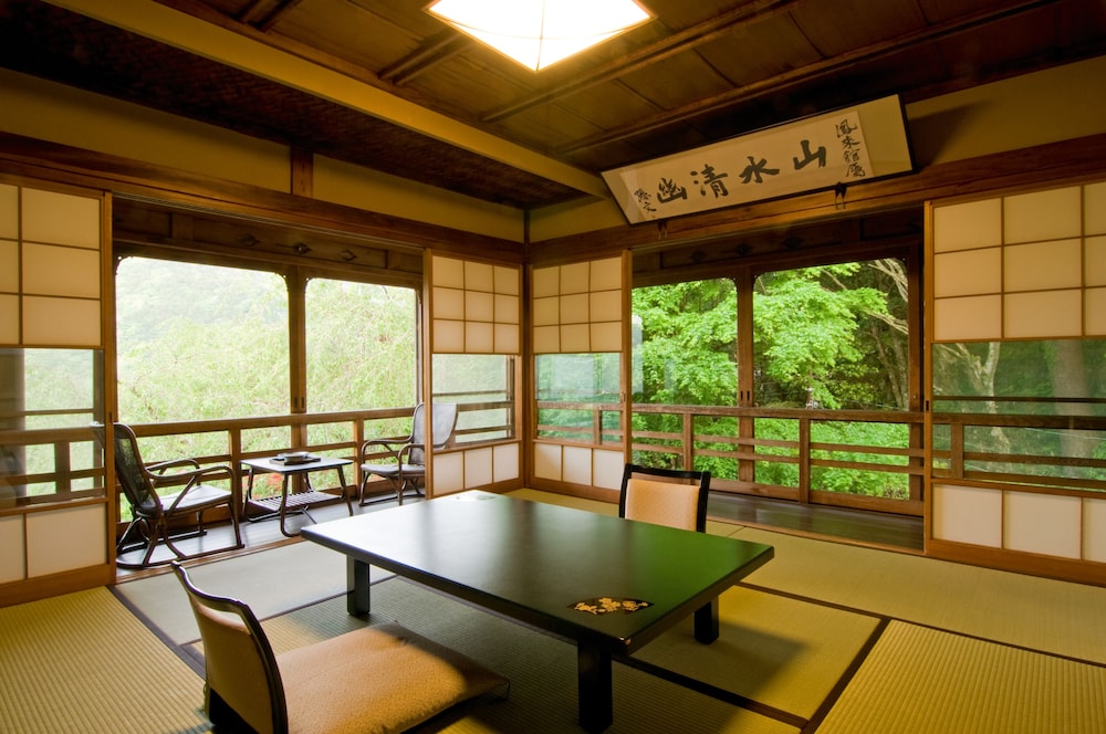 会席料理 (夕朝食付) 本館 和室ツイン バスなし (お子様不可) 禁煙 客室の設備とサービス0 | 箱根小涌園 三河屋旅館