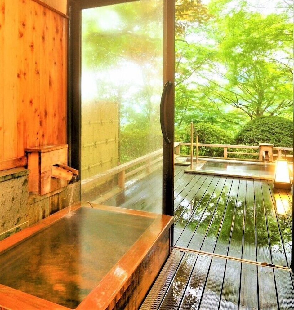 カニと名物三河屋鍋を楽しむ会席料理 (夕朝食付) 離れ 禁煙 バスルーム0 | 箱根小涌園 三河屋旅館