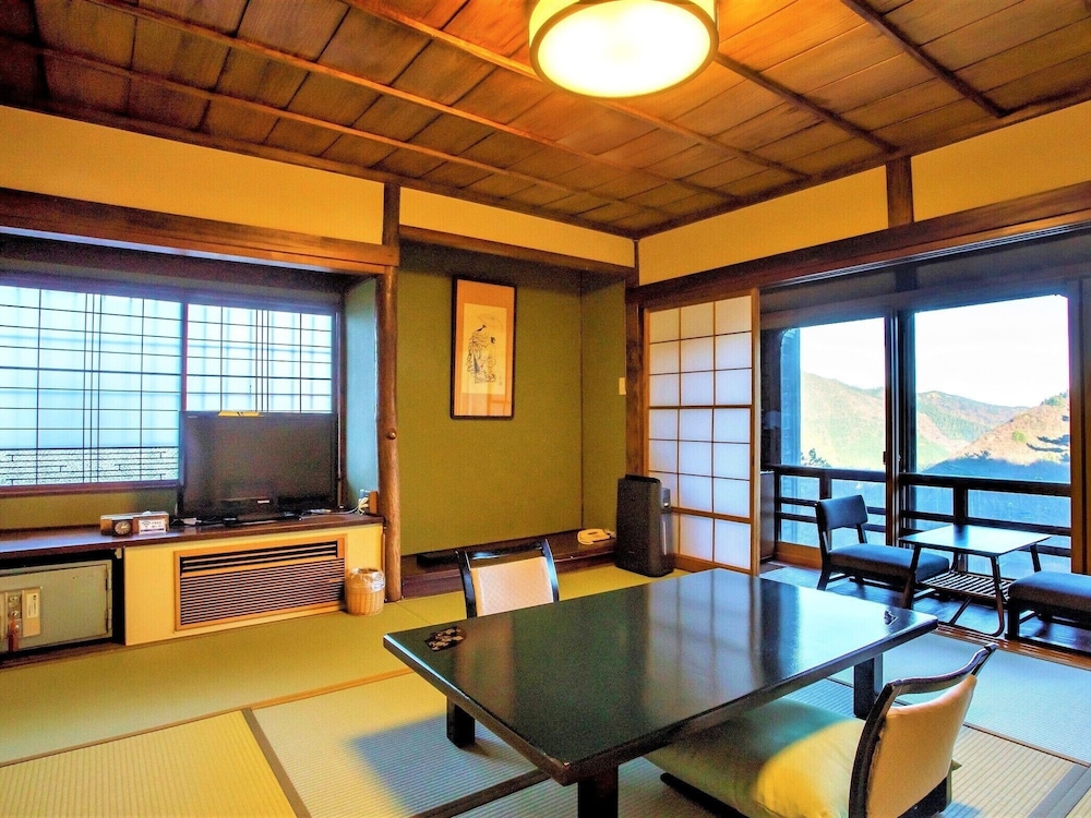 会席料理 (夕朝食付) 本館 和室ツイン バスなし (お子様不可) 禁煙 客室1 | 箱根小涌園 三河屋旅館