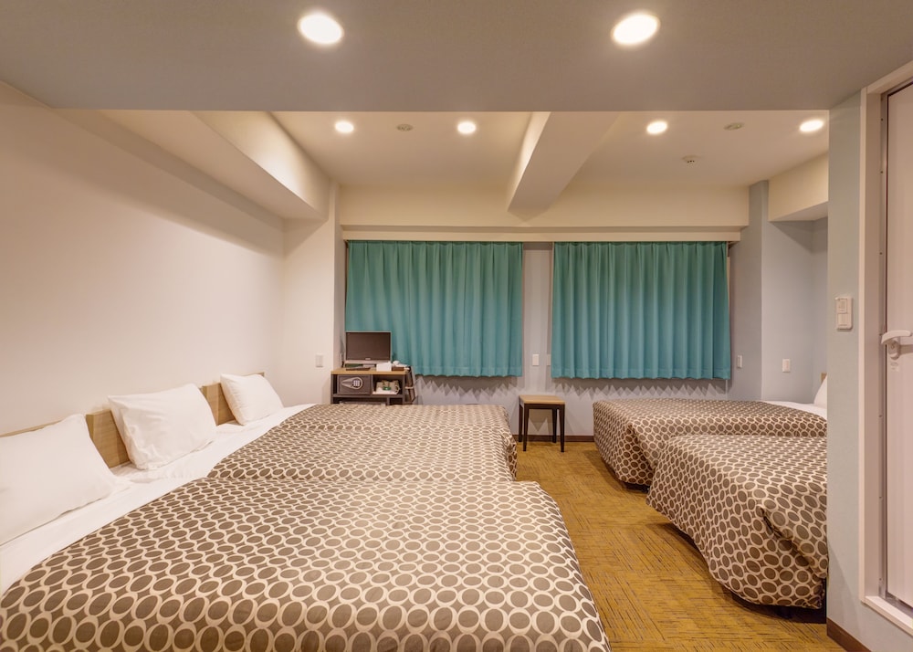 天然温泉（サウナ）特典付き！デラックスルーム 3名利用 【イーストタワー】 客室3 | COMMUNITY&SPA 那覇セントラルホテル