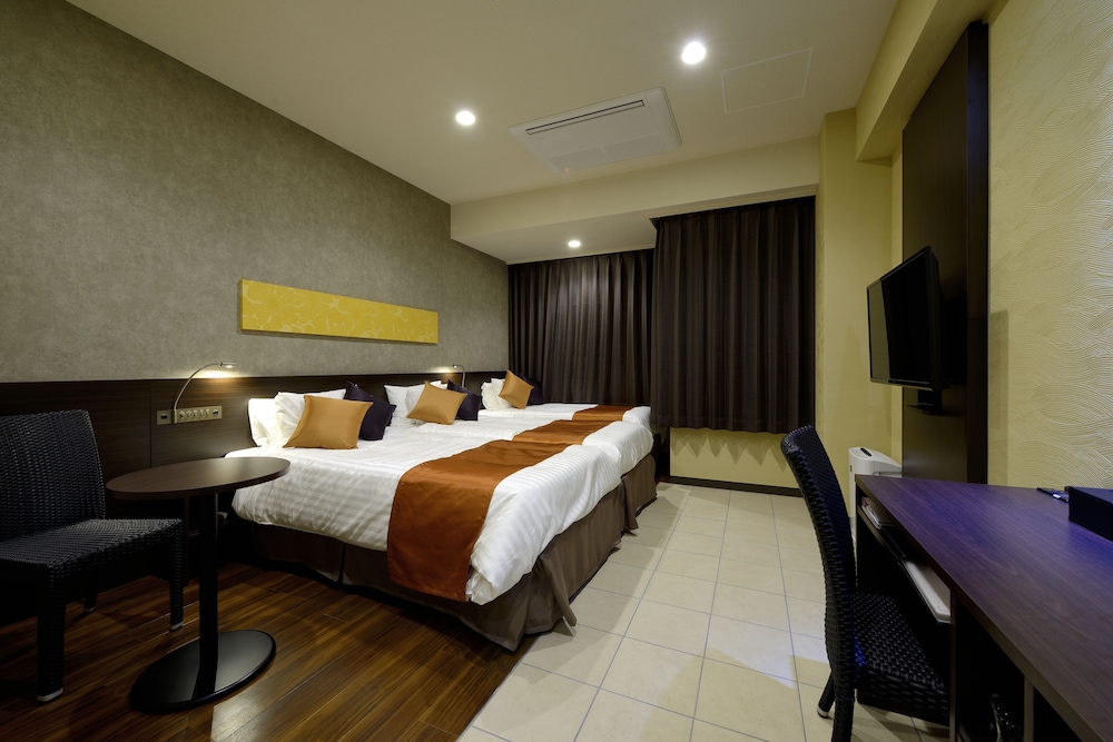 天然温泉（サウナ）特典付き！パーシャルハリウッドツインルーム 3名利用 【メインタワー】 客室1 | COMMUNITY&SPA 那覇セントラルホテル