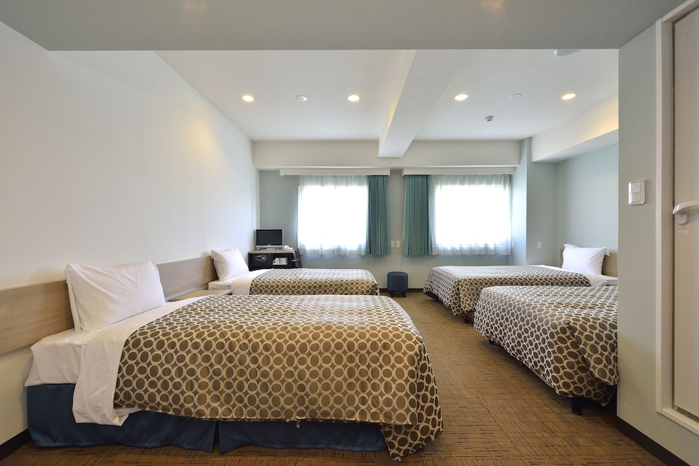 天然温泉（サウナ）特典付き！デラックスルーム 3名利用 【イーストタワー】 客室1 | COMMUNITY&SPA 那覇セントラルホテル