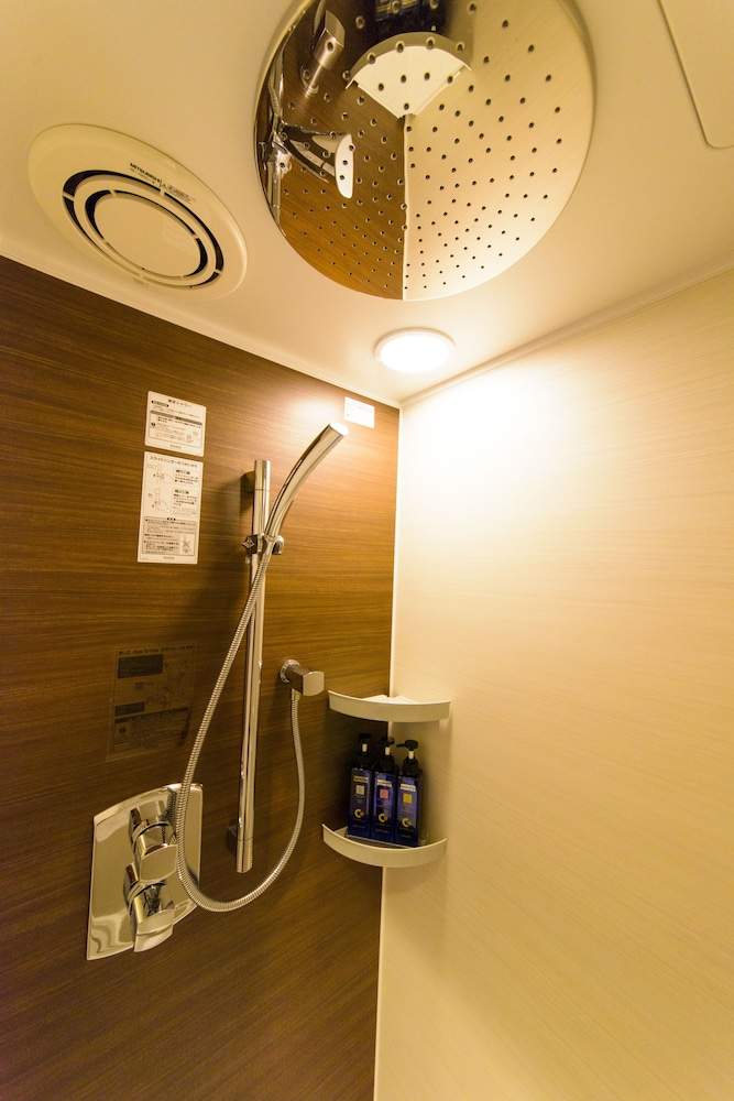 天然温泉（サウナ）特典付き！パーシャルハリウッドツインルーム 3名利用 【メインタワー】 バスルームのシャワー0 | COMMUNITY&SPA 那覇セントラルホテル