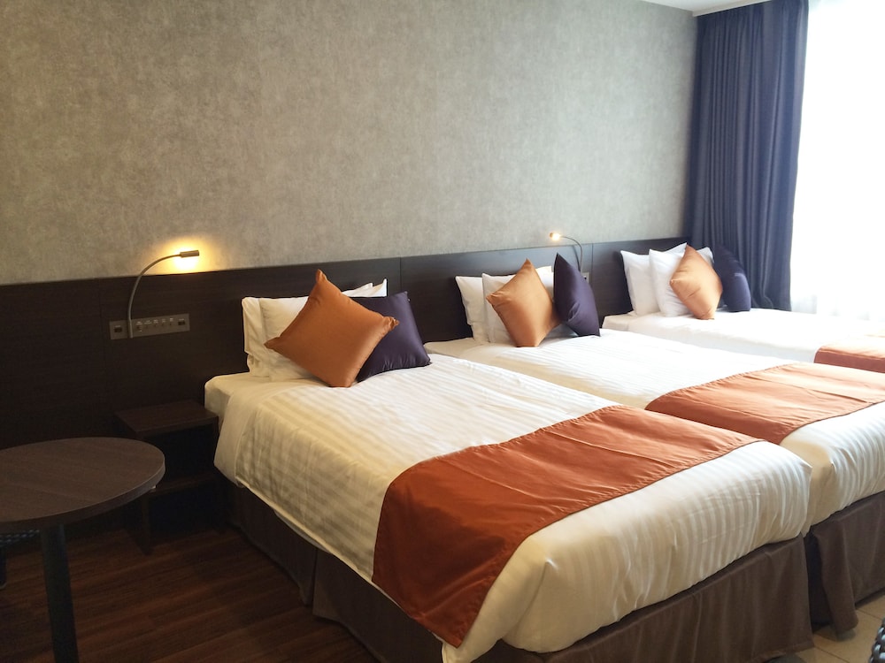 天然温泉（サウナ）特典付き！パーシャルハリウッドツインルーム 3名利用 【メインタワー】 客室2 | COMMUNITY&SPA 那覇セントラルホテル