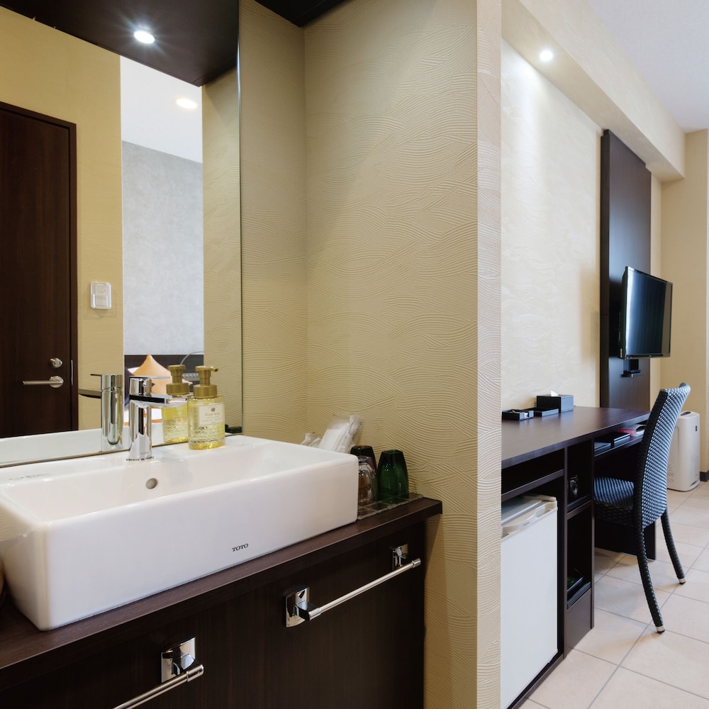 天然温泉（サウナ）特典付き！パーシャルハリウッドツインルーム 3名利用 【メインタワー】 客室の設備とサービス0 | COMMUNITY&SPA 那覇セントラルホテル