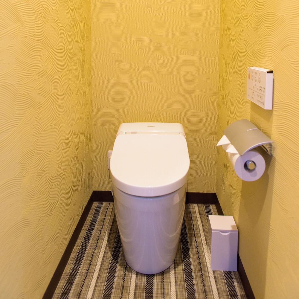 天然温泉（サウナ）特典付き！パーシャルハリウッドツインルーム 3名利用 【メインタワー】 バスルーム1 | COMMUNITY&SPA 那覇セントラルホテル