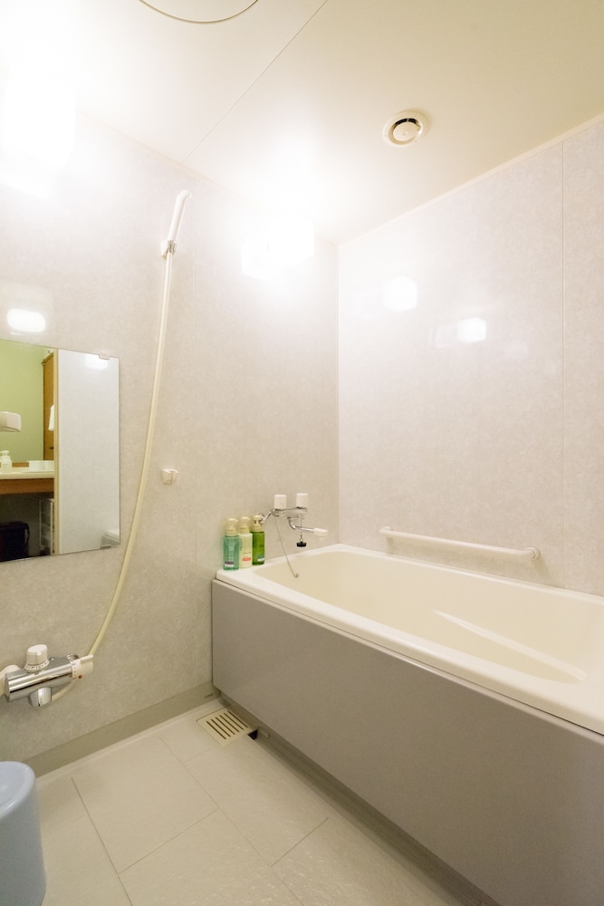 [禁煙] 洋室（3名以上はソファーベッド） バスルーム0 | ホテルハーヴェスト スキージャム勝山