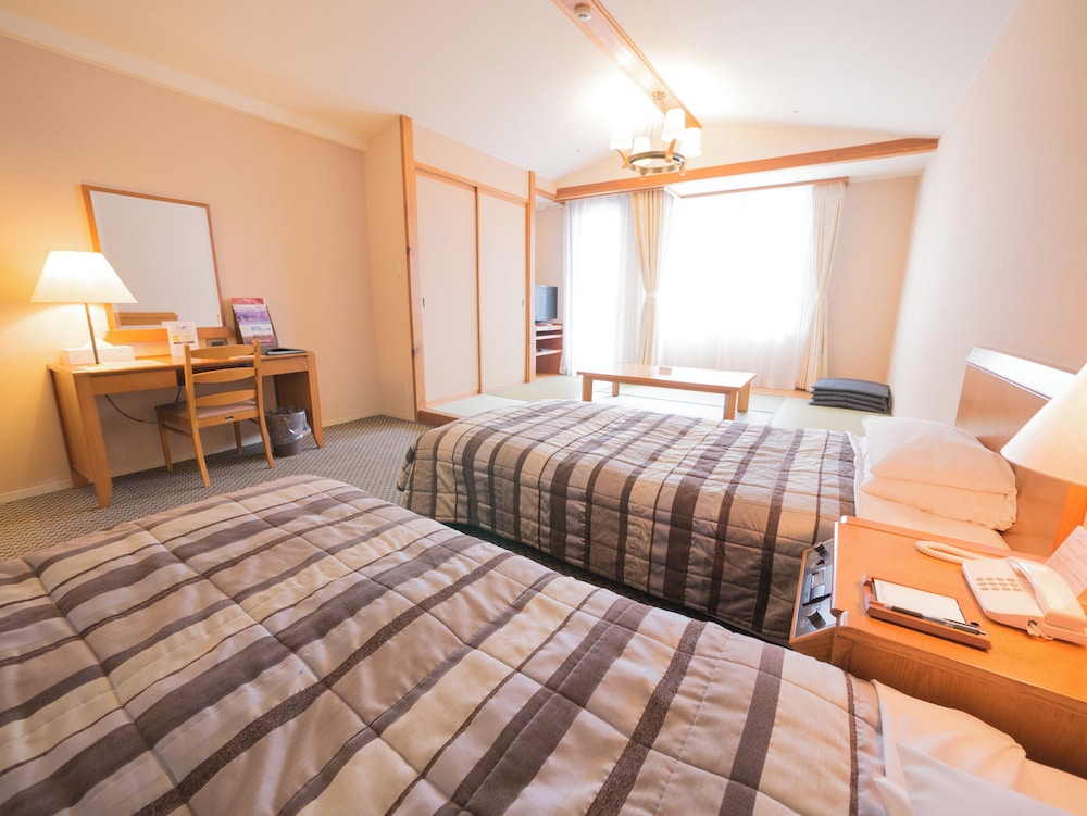[禁煙] 和洋室 -ツインベッドと和室6畳間でゆったり- 客室3 | ホテルハーヴェスト スキージャム勝山