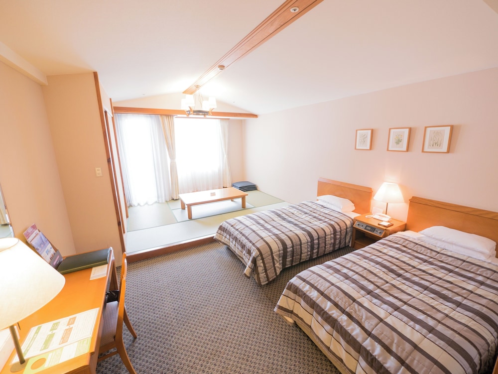 [禁煙] 和洋室 -ツインベッドと和室6畳間でゆったり- | ホテルハーヴェスト スキージャム勝山