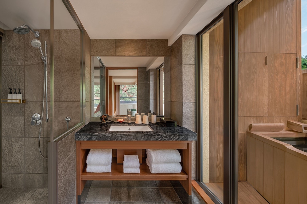 エグゼクティブ スイート 1 ベッドルーム (AKATOKITSUYU) バスルーム1 | 翠嵐 ラグジュアリーコレクションホテル 京都