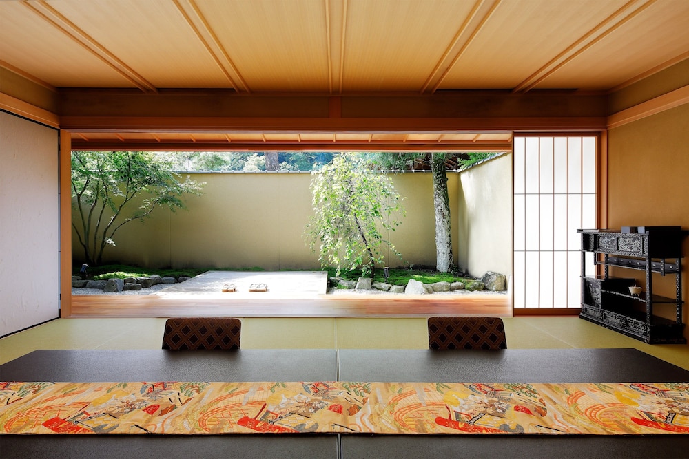 ルーム ベッド (複数台) (Kyotsukikoto) 客室2 | 翠嵐 ラグジュアリーコレクションホテル 京都