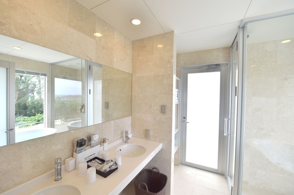 ヴィラ 2 ベッドルーム プライベートプール オーシャンビュー バスルーム1 | フェリスヴィラスイート 宮古島 上野