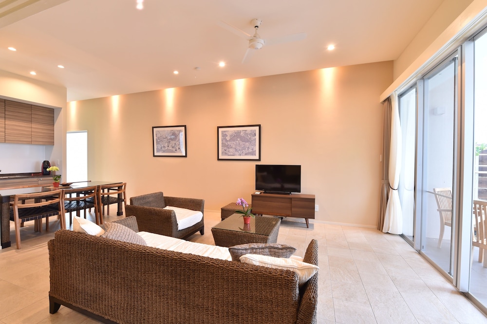 ヴィラ 2 ベッドルーム プライベートプール オーシャンビュー リビング エリア1 | フェリスヴィラスイート 宮古島 上野