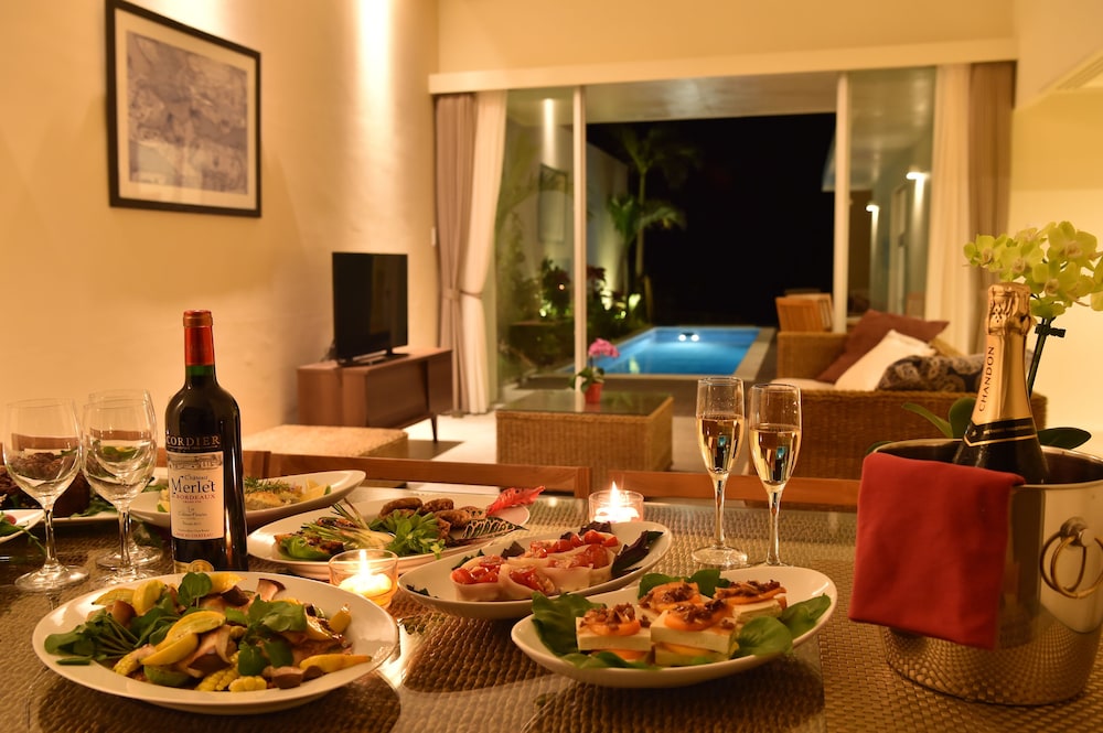 ヴィラ 2 ベッドルーム プライベートプール オーシャンビュー 客室内のダイニングエリア0 | フェリスヴィラスイート 宮古島 上野