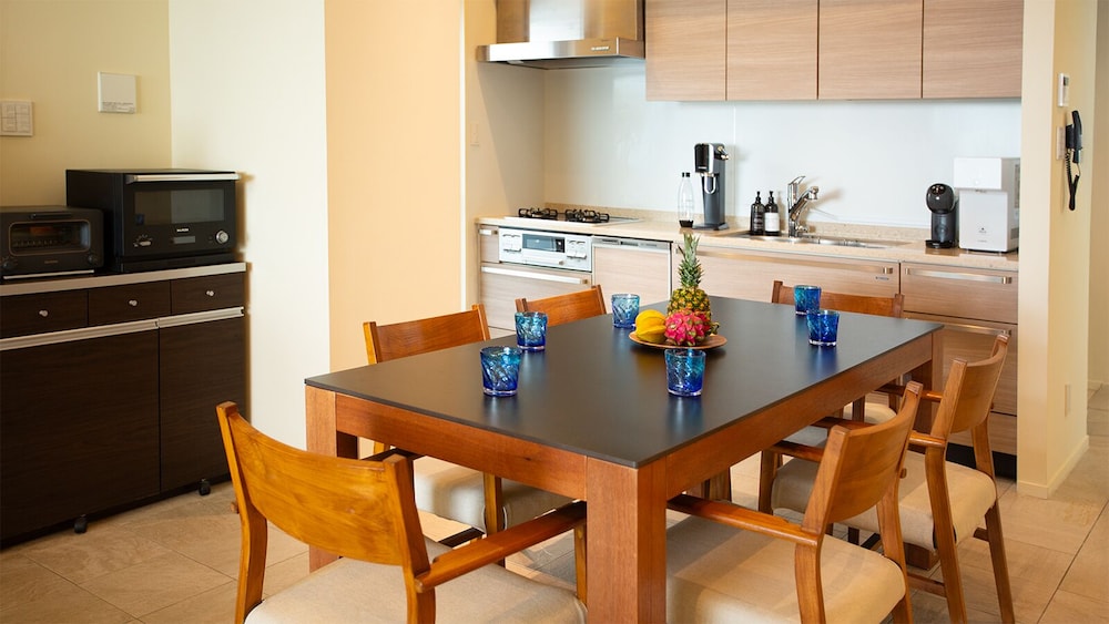 ヴィラ 2 ベッドルーム プライベートプール オーシャンビュー リビング エリア0 | フェリスヴィラスイート 宮古島 上野