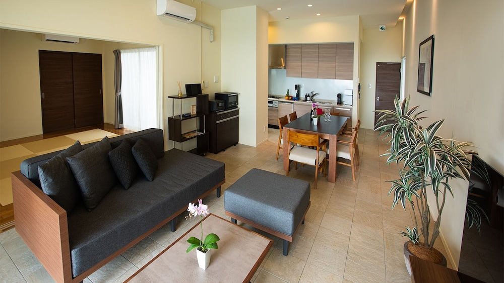 ヴィラ 2 ベッドルーム プライベートプール オーシャンビュー リビング エリア1 | フェリスヴィラスイート 宮古島 上野