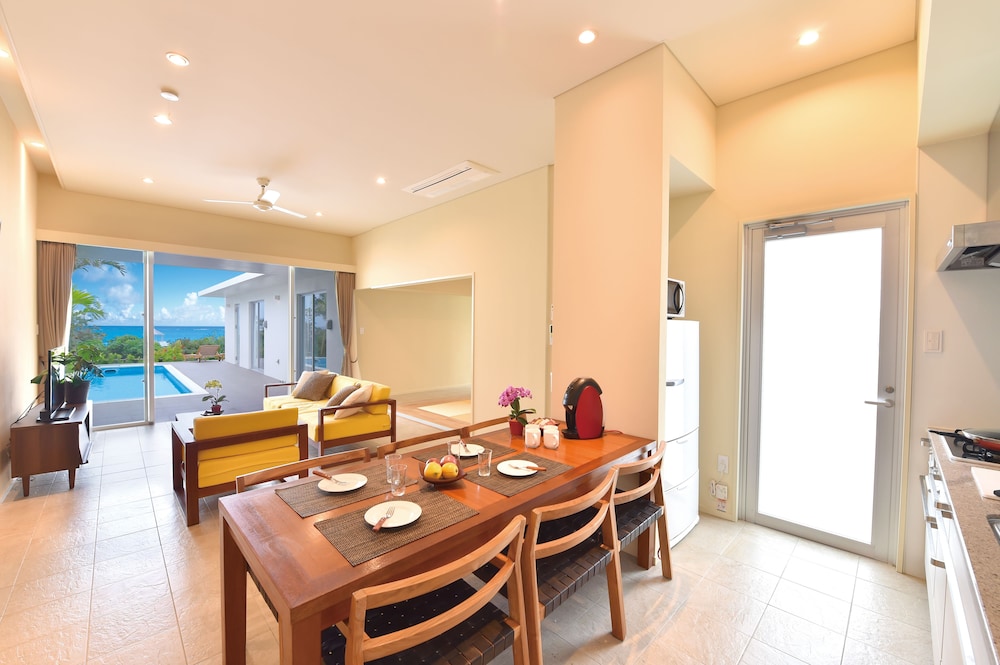 ヴィラ 2 ベッドルーム プライベートプール オーシャンビュー リビング エリア0 | フェリスヴィラスイート 宮古島 上野