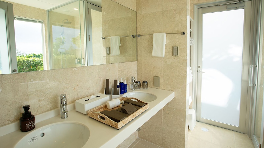 ヴィラ 2 ベッドルーム プライベートプール オーシャンビュー バスルーム1 | フェリスヴィラスイート 宮古島 上野