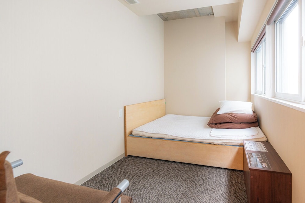 エコノミー トリプルルーム 禁煙 共用バスルーム 客室2 | GRAND HOSTEL LDK 札幌