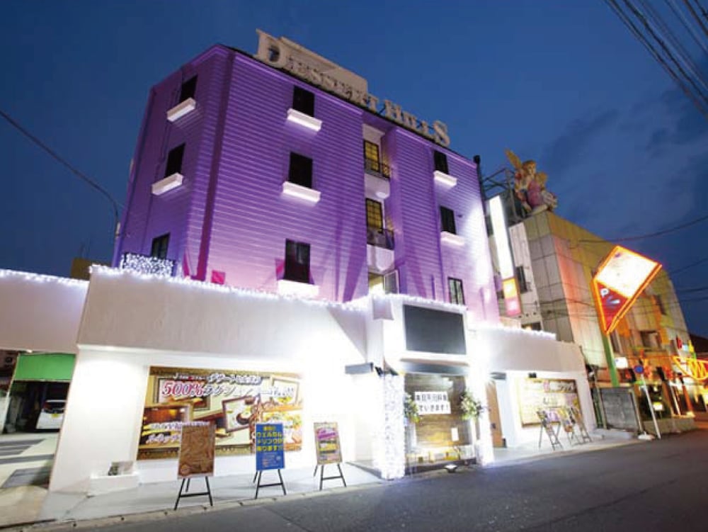 施設の正面 (日没後)1 | ホテル デザートヒルズ (カップルズホテル)