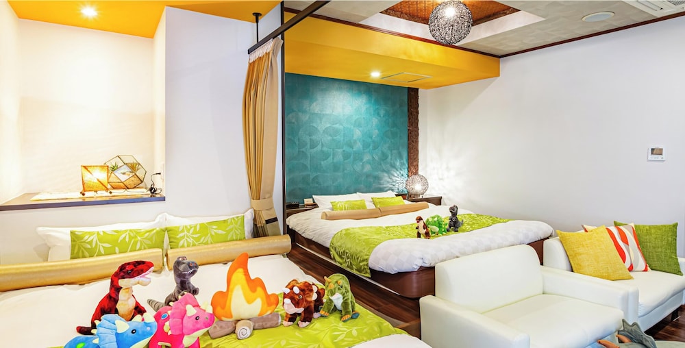 パーテーション付きファミリー ルーム ダブルベット 2 台＋シングルベット 禁煙 客室4 | ホテルバリアンリゾート千葉中央店