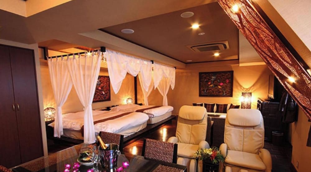 グランド スパ スイート ルーム（キングベッド2台、特大ブロワーバス付き、専用テラスバス付き） 客室1 | ホテルバリアンリゾート千葉中央店