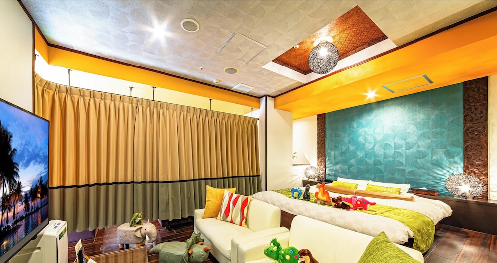 パーテーション付きファミリー ルーム ダブルベット 2 台＋シングルベット 禁煙 客室1 | ホテルバリアンリゾート千葉中央店