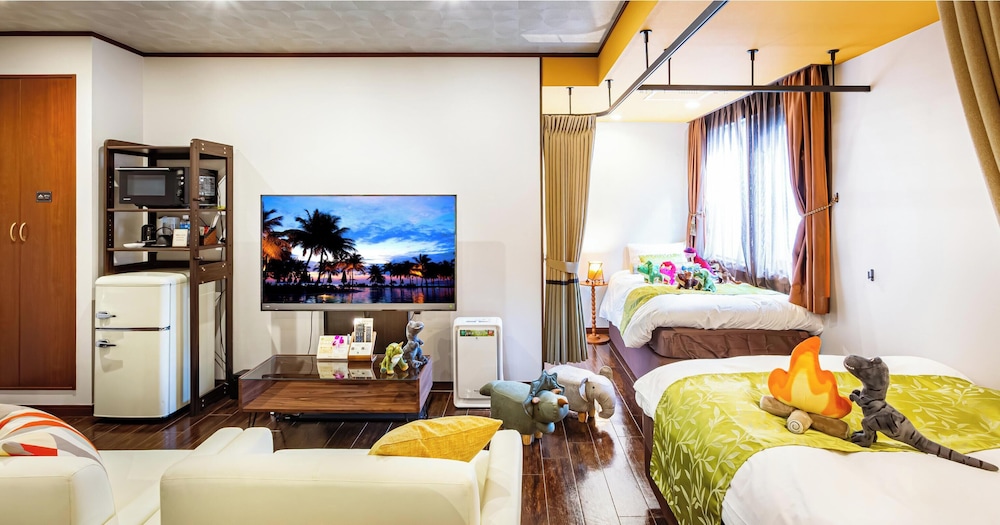 パーテーション付きファミリー ルーム ダブルベット 2 台＋シングルベット 禁煙 客室3 | ホテルバリアンリゾート千葉中央店