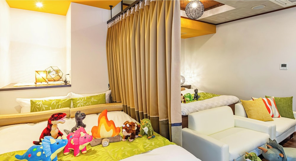 パーテーション付きファミリー ルーム ダブルベット 2 台＋シングルベット 禁煙 客室2 | ホテルバリアンリゾート千葉中央店