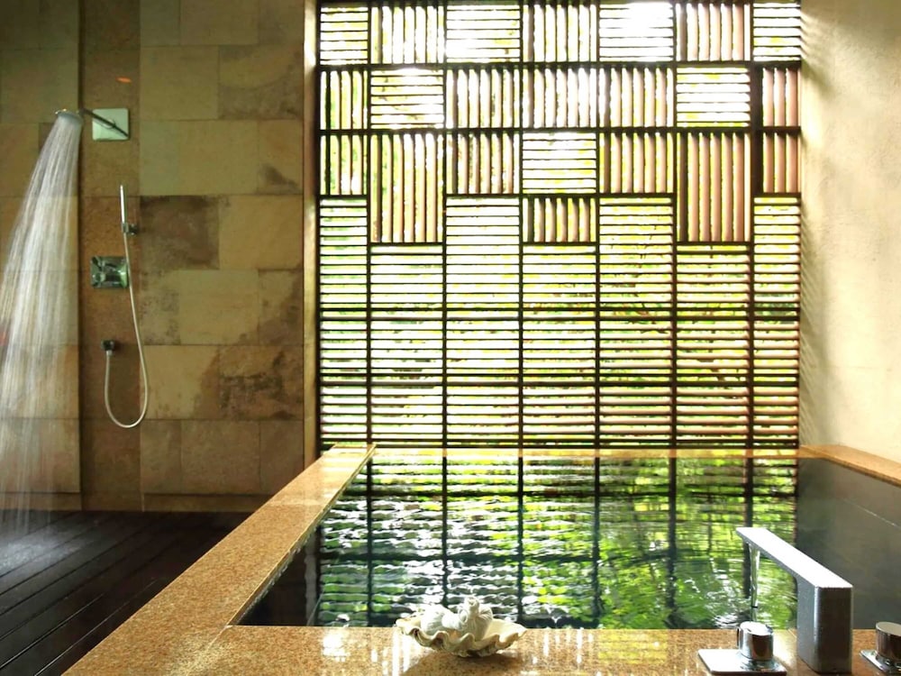 サンカラ・スイート オーシャンビュー・半露天風呂付・本館 客室8 | sankara hotel&spa 屋久島