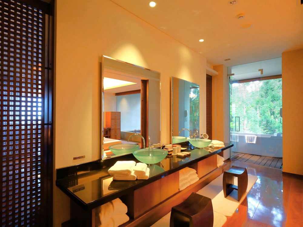 サンカラ・スイート オーシャンビュー・半露天風呂付・本館 客室7 | sankara hotel&spa 屋久島