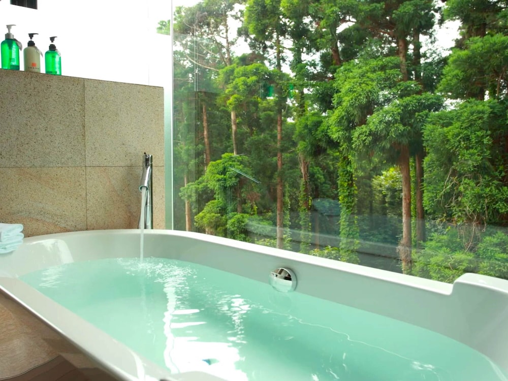 サンカラ・スイート オーシャンビュー・半露天風呂付・本館 客室5 | sankara hotel&spa 屋久島