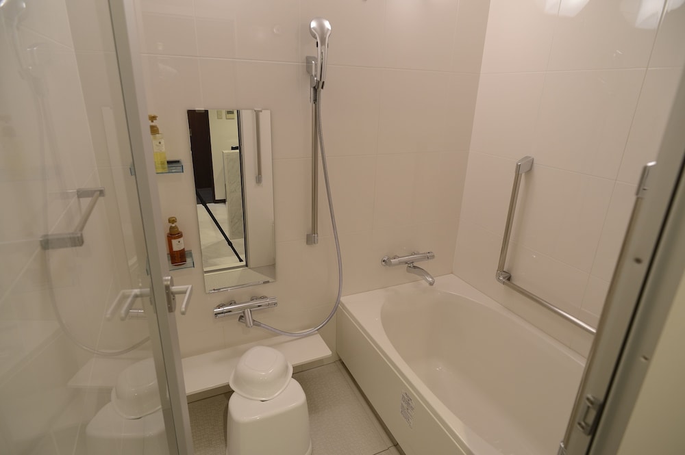 スーペリア ツインルーム 禁煙 バスルーム1 | 御堂筋ホテル＜天然温泉ぼてぢゅう難波温泉　美肌の湯＞