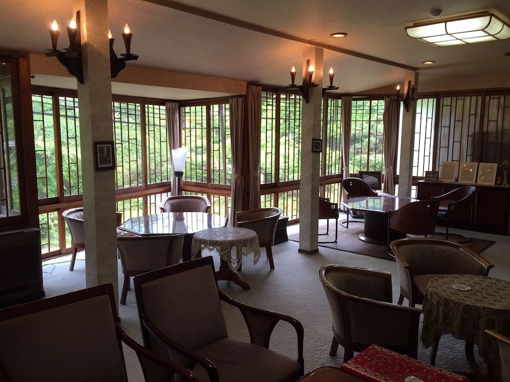 ロビーラウンジ1 | 文化財のお宿 千歳楼