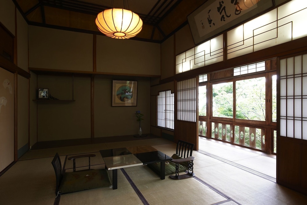 客室1 | 文化財のお宿 千歳楼