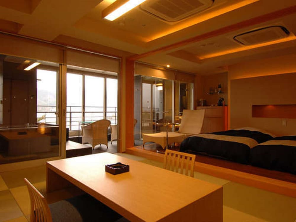 半露天風呂付 特別室 [河口湖側] 客室3 | レイクランドホテル みづのさと