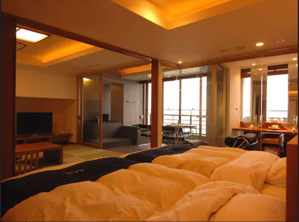 半露天風呂付 特別室 [河口湖側] 客室5 | レイクランドホテル みづのさと