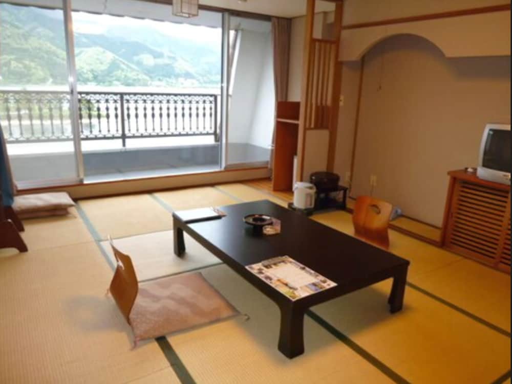 和室 [河口湖側] リビング エリア0 | レイクランドホテル みづのさと