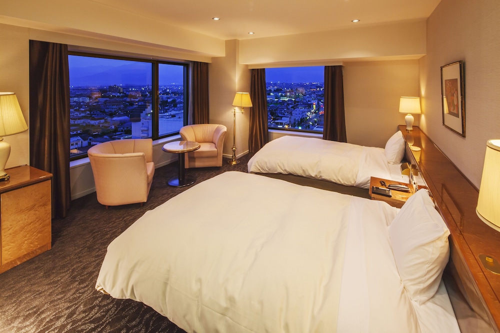 スタンダード ツインルーム シングルベッド 2 台 禁煙 客室4 | 甲府記念日ホテル