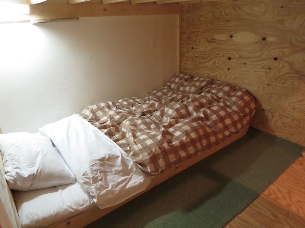 男性専用ドミトリー4人部屋 2ベッド利用 客室1 | SappoLodge