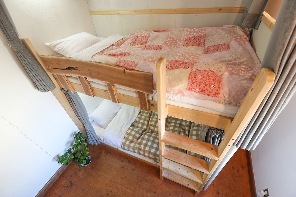 男女混合ドミトリー8人部屋 2ベッド利用 客室3 | SappoLodge