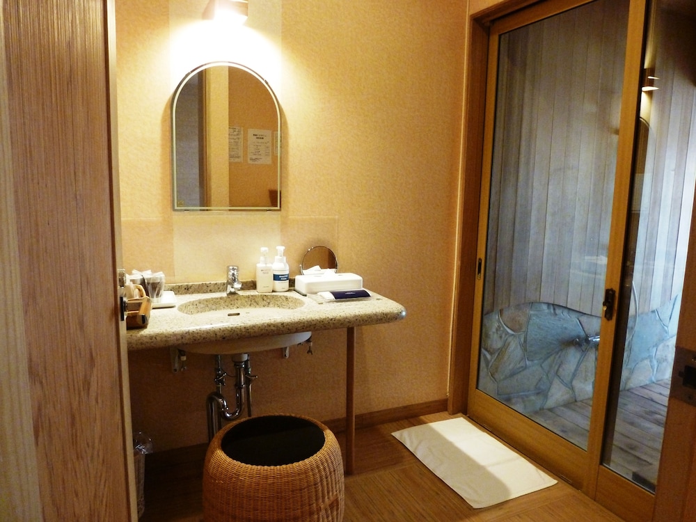 和洋室　ファミリールーム　メゾネット　禁煙　専用露天風呂付 バスルームの設備0 | 由布院 寛ぎの宿 なな川