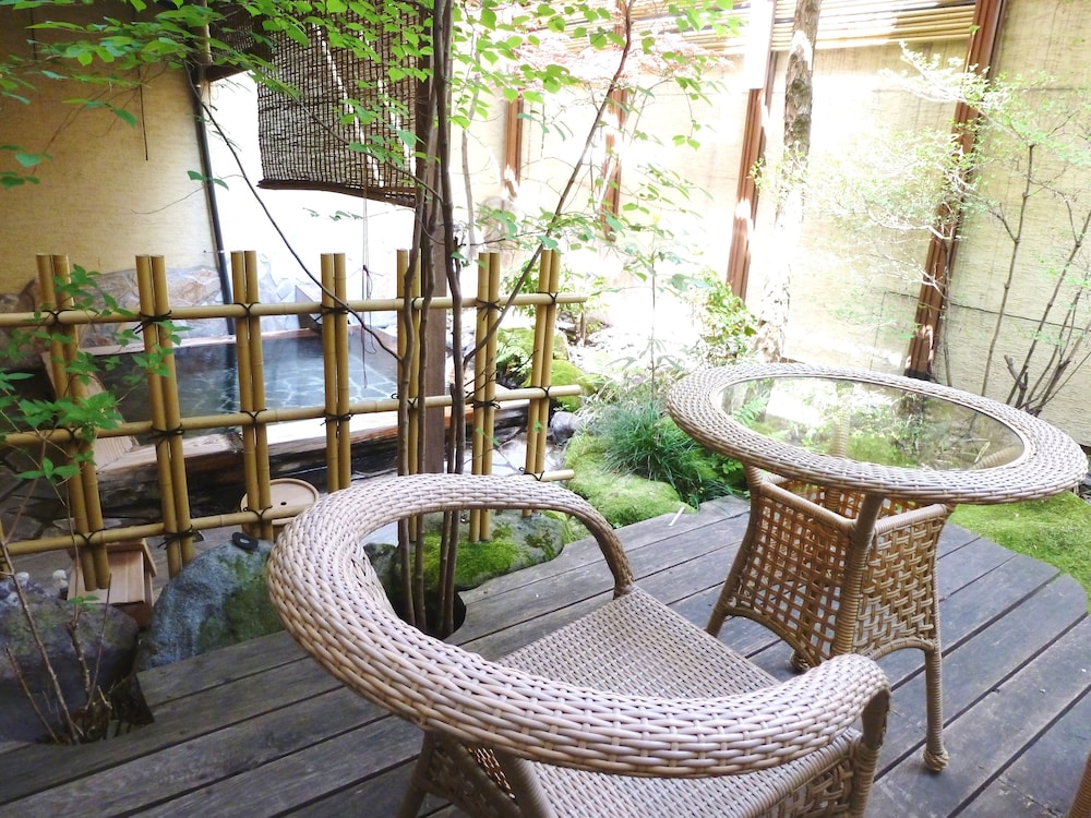 和洋室　ファミリールーム　メゾネット　禁煙　専用露天風呂付 テラス / パティオ0 | 由布院 寛ぎの宿 なな川