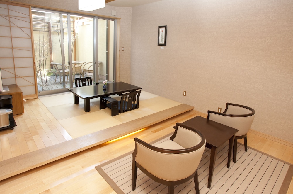 和洋室　ファミリールーム　メゾネット　禁煙　専用露天風呂付 客室2 | 由布院 寛ぎの宿 なな川