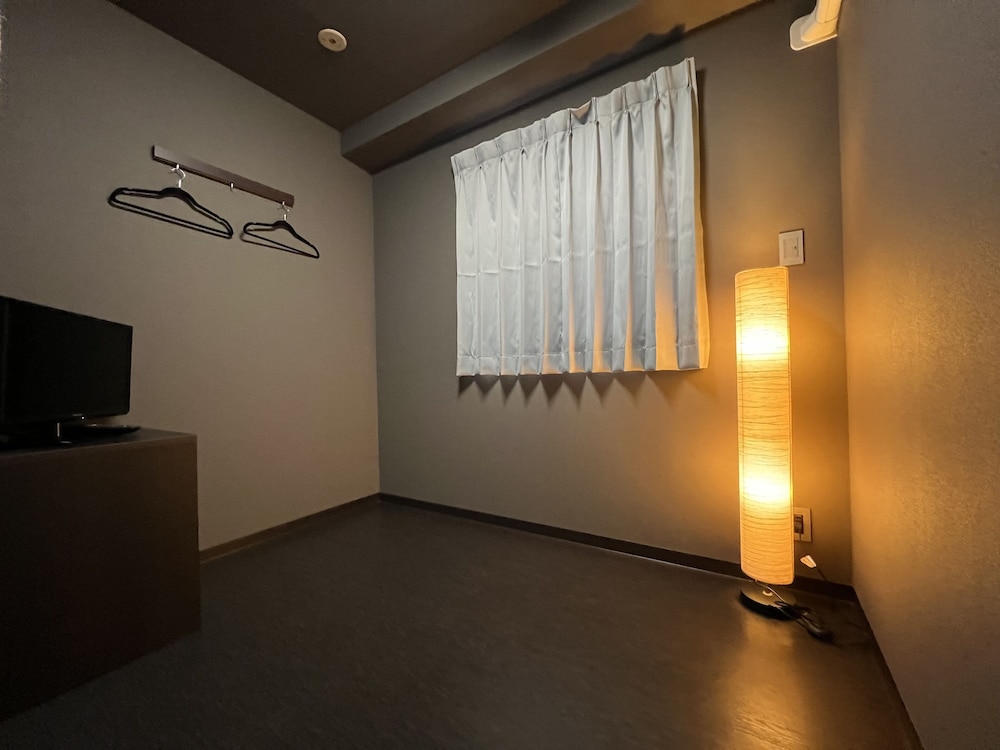 エコノミー和室3畳 2人部屋 共用バスルーム 喫煙可 客室4 | ホテルサンプラザ2