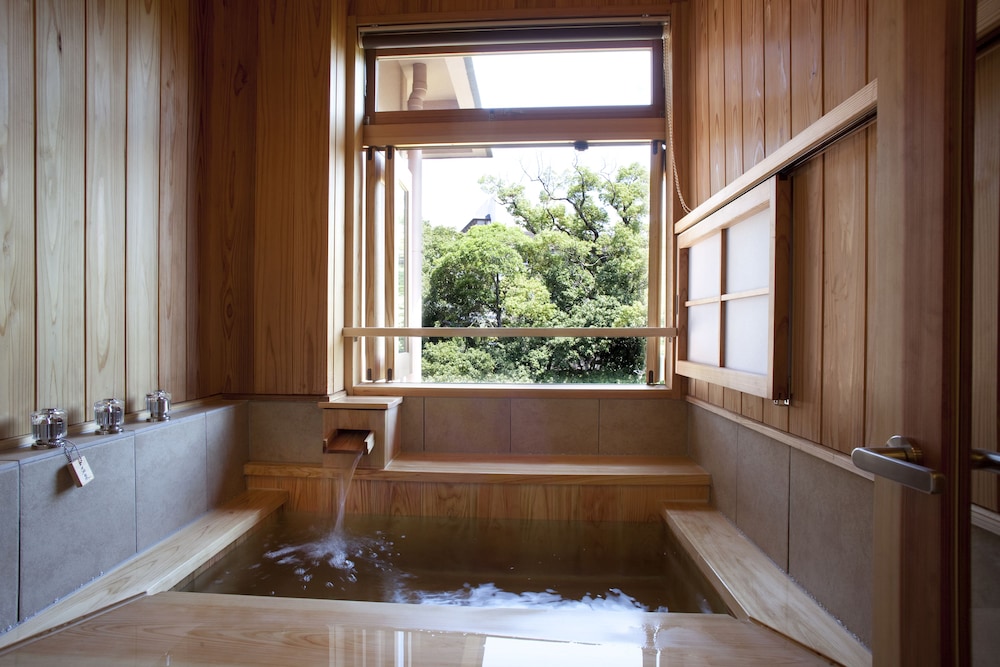 ダブルルーム 畳エリア 半露天風呂付 (撫子) バスルーム0 | 旅館 大村屋