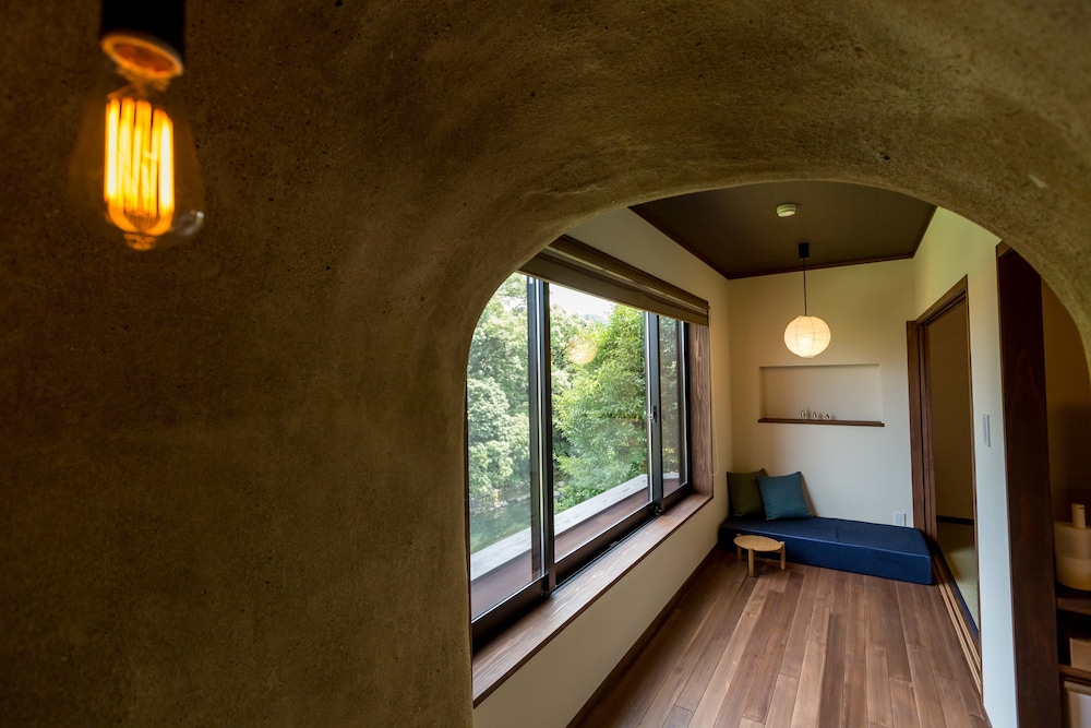 温泉内風呂付き和洋室〜菊〜 リビング エリア0 | 旅館 大村屋